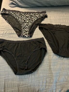 Victoria's Secret Black Bikini Panty Set with Heart-Print Accent son las 3